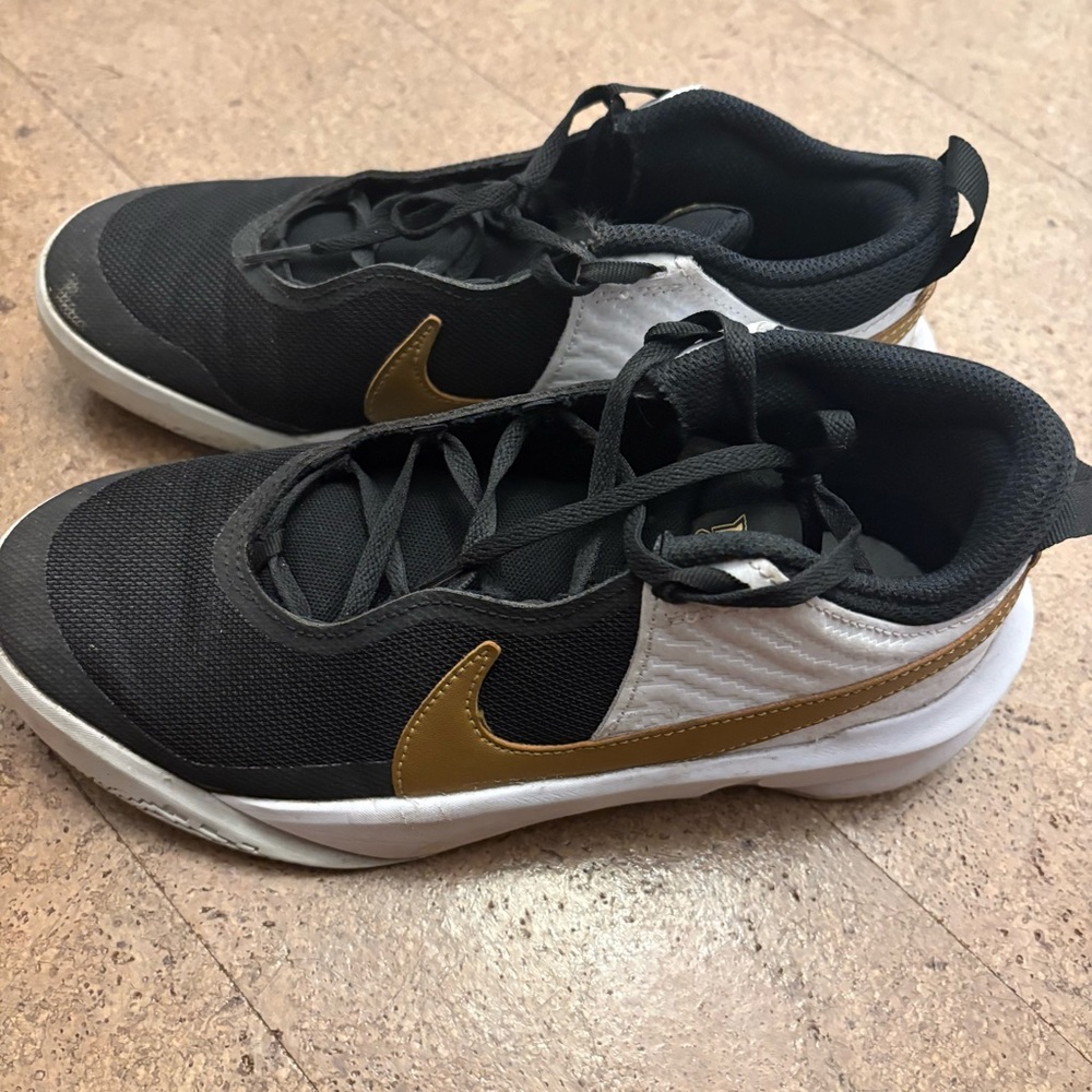 Nike Boys Hustle D 10 Black White Gold Sneakers Size 6